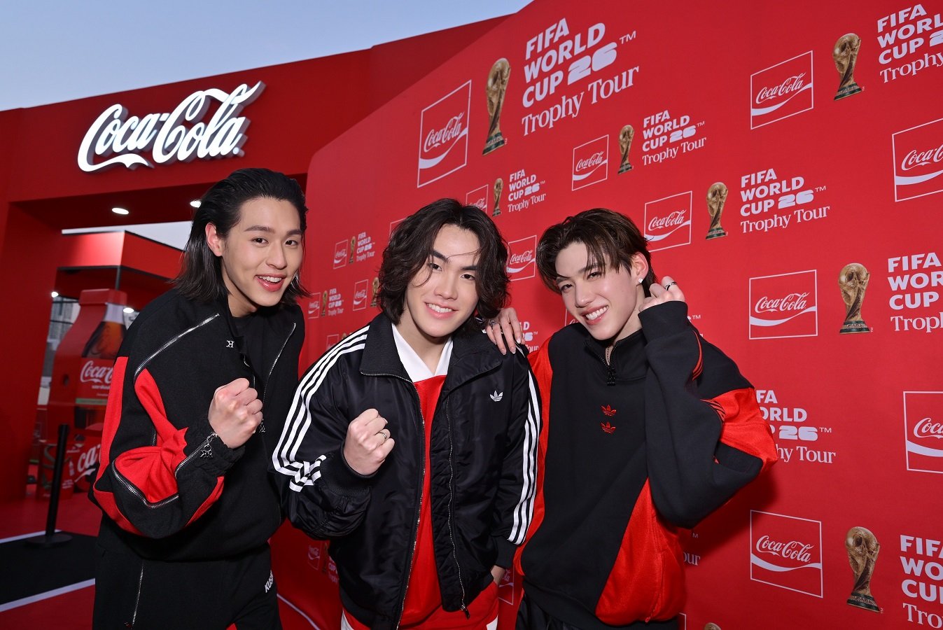 พีพี กฤษฏ์, บิวกิ้น และ PUN ร่วมฉลองโมเมนต์สุดพิเศษ FIFA World Cup Trophy Tour by Coca-Cola เยือนกรุงเทพฯ อย่างยิ่งใหญ่ ขนทัพ T-POP สุดปัง พร้อมโชว์โดรนสุดตระการตาเหนือแม่น้ำเจ้าพระยา เปลี่ยนไอคอนสยามให้เป็นมหกรรมแห่งดนตรี วัฒนธรรม และมนต์เสน่ห์ของฟุตบอล